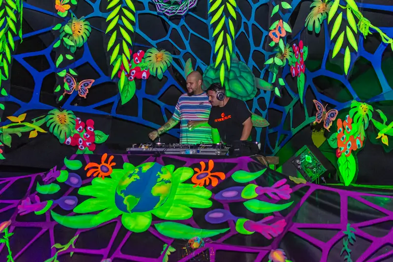 Decoração neon da Tupã Trance, floresta psicodélica
