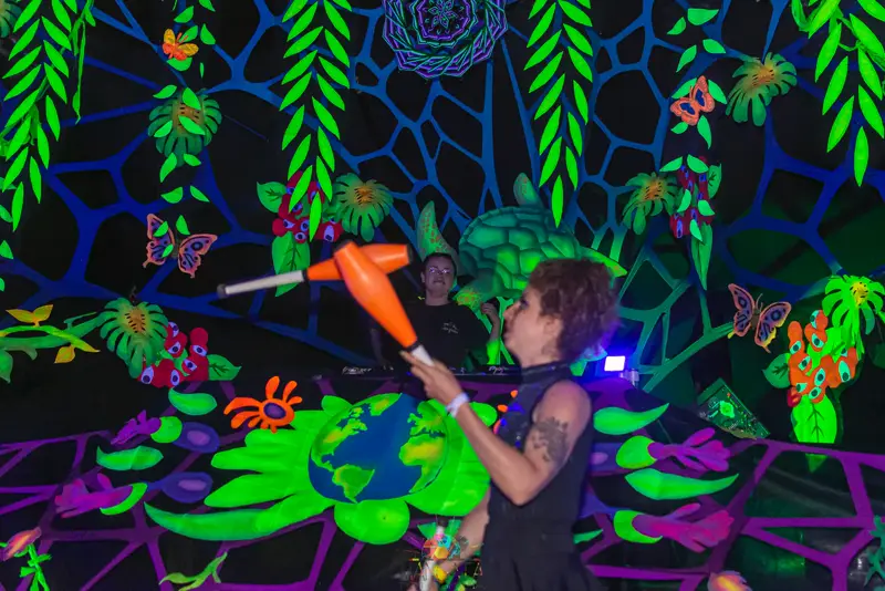 Performance com luzes na frente da decoração floral