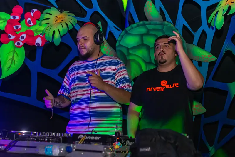 Dupla de DJs em set na decoração neon