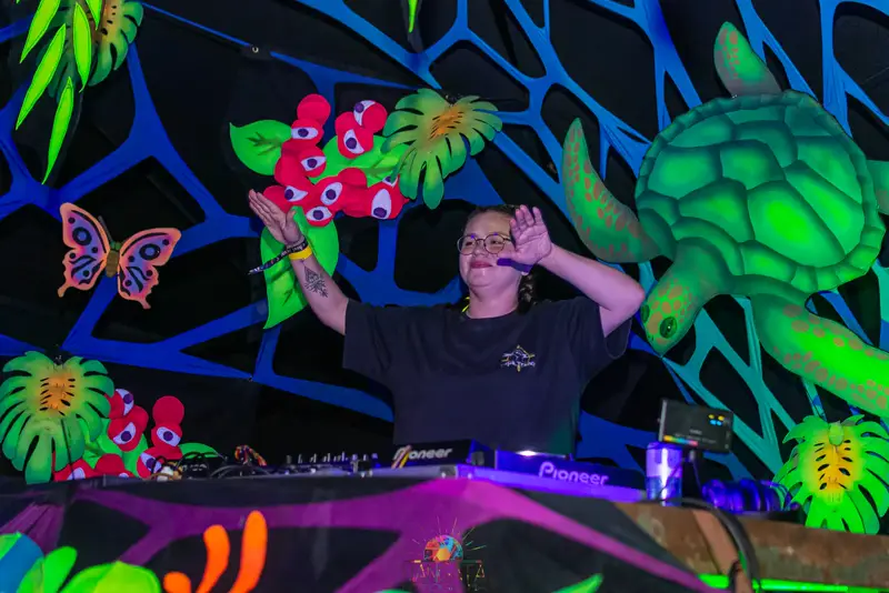 DJ tocando na pista decorada