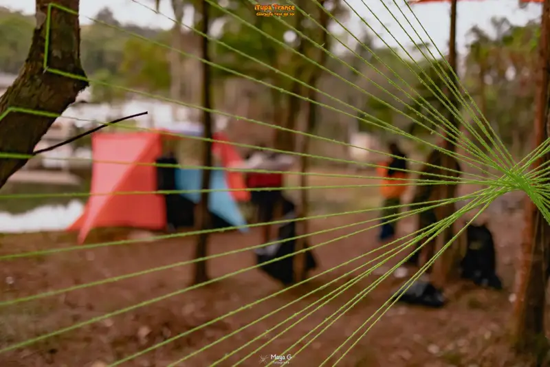 Instalação de teias artísticas entre as árvores