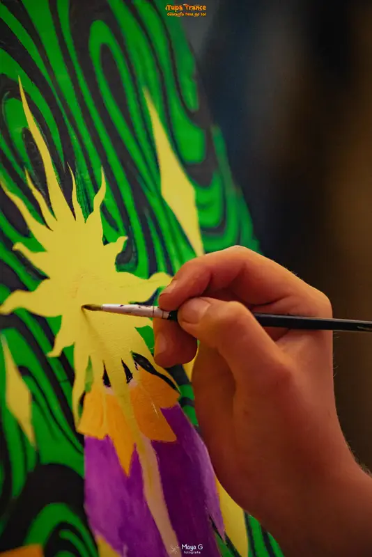 Artista pintando ao vivo durante o festival