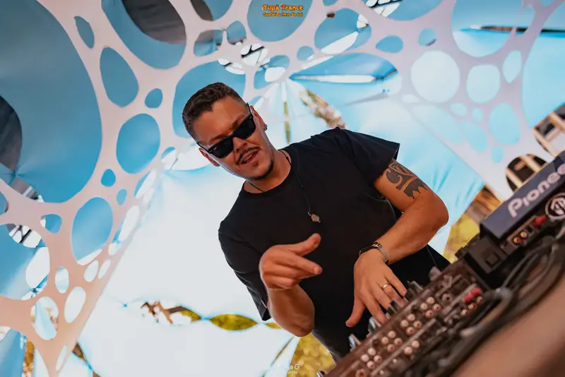 DJ tocando sob a tenda azul do palco