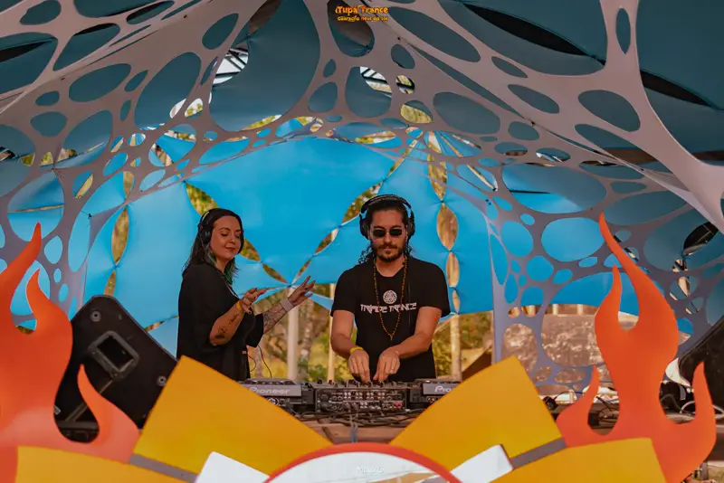 Dupla de DJs no set sob a decoração
