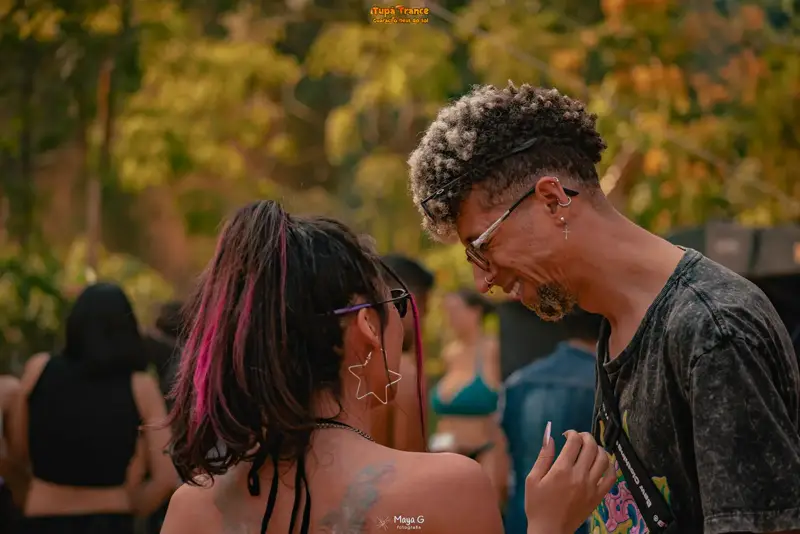 Casal dançando junto na pista