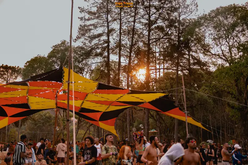 Bandeiras da decoração contra o céu do entardecer